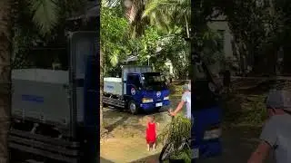А вам слабо ?🔥🤣 Малыш флексит (танцует) под гудок машины🕺 #шортс #детиприкол #shorts