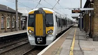Great Northern Class 387 flying through Finsbury Park