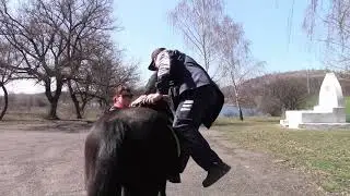 Катание на коне. С велосипеда на коня