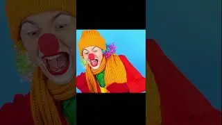 девочка и клоун играют в снежки