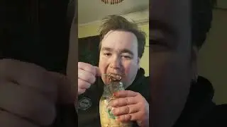 ВЛАД САВЕЛЬЕВ ПОЕЛ САЛАТ ИЗ БАНКИ