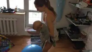Недоношенный малыш и фитбол