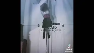 Под юбкой на шесте