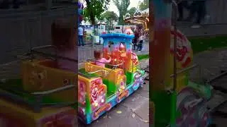 Сама едет на паровозике и звенит в колокольчик 