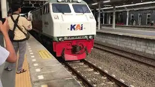 Hunting Kereta Di Stasiun Jatinegara