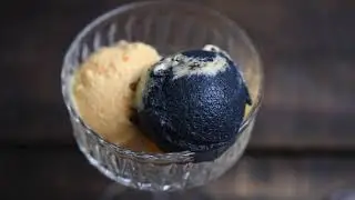 Мороженое с черной и оранжевой матча MUTE Cooking