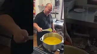 Guiso de cazón en amarillo en la viña