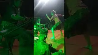 biduan gila di panggung