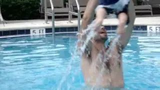 Gaby en la piscina!