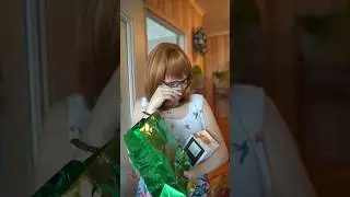 Ты в детстве даришь маме подарок