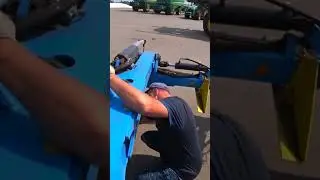 Мы с приятелем вдвоём, работали на дизеле...  Демонтаж предплужников с плуга Lemken.