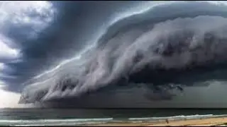 عاصفه مهيبه ورياح اعصاريه شديده تضرب جنوب الطائف في السعودبه