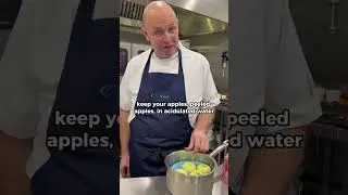 How to stop apples going brown 🍎🤔 #cheflife #chefhacks #food #apples #cheftips