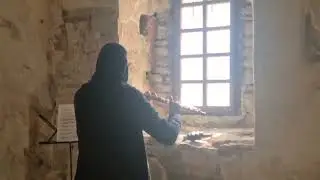 Сестра Валерия играет в соборе монастыря