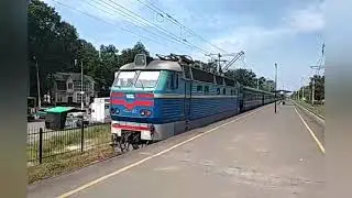 Электровоз ЧС4-192 с пассажирским поездом на о. п. Ворзель