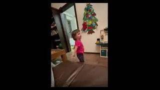 Танец маленьких утят. Малышка танцует