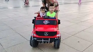 Xe điện đồ chơi em bé - Em bé dễ thương