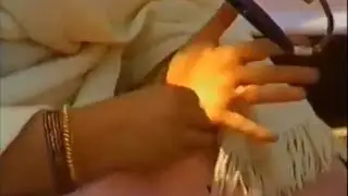 Шри Матаджи показывает как делать бандан на руке