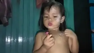 Tingkah Lucu Anak Kecil Memakai MakeUp