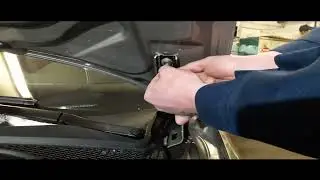 Установка упора амортизатора капота Skoda Yeti рестайлинг