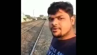 Индус снял на видео, как его сбивает поезд
