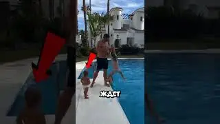 Малышка прыгнула в бассейн  