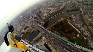 Опасный прыжок в костюме-крыле с башни "Москва Сити"