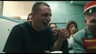 Ивлеева берет в рот игрушечную удочку 