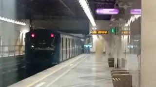 Метро поезд уезьяет со станции