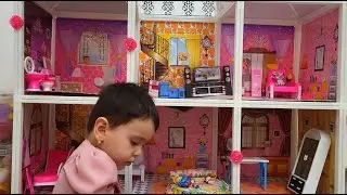 Лялика играет со своими игрушками