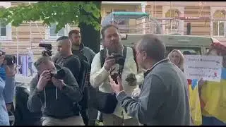Украинцы поливают Шендеровича кетчупом