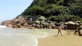 família de Luiz Gustavo trindade em Guarujá são Paulo na praia esposa e filha  (1)