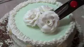 Двухъярусный торт украшаем кремом и шоколадом.