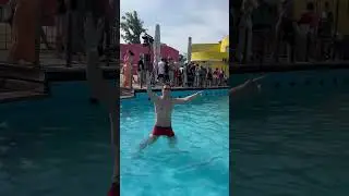 Парень отжигает в бассейне по Techno
