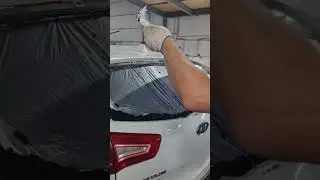 Можно безопасно извлечь разбитое заднее стекло. А можно засыпать весь салон осколками