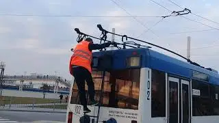 В Бресте троллейбус слетел с проводов. Брестский троллейбус 07.03.2020.