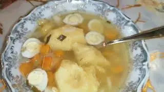 Элегантная подача супа с перепелинным яйцом.