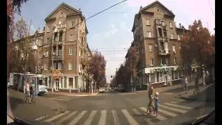 Мама с ребёнком идут на красный свет