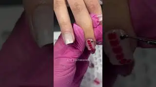 Дизайн ногтей с узором из линий и разноцветных капелек #дизайнногтей #маникюр #ногти