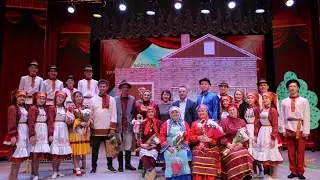 Г.Тукай ис.урта мәктәбенең "Нур" театры кол-вы Т.Миңнуллинның "Гөргөри кияүләре" ком-сен тәкъдим итә