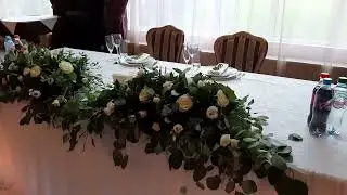 Классическое оформление стола молодожёнов с зеленью.