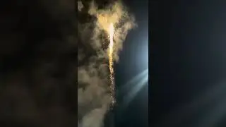 Malam Tahun Baru 2025, Kembang Apinya Banyak Banget