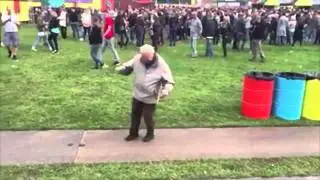 Старичок зажигает на фестивале электронной музыки