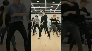 I can't be the only one who noticed this😭#ATEEZ #kpopidol #kpop #fyp #short #yunho