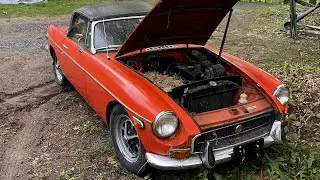 Cleaning A Behind-a-Barn Find 1971 MGB, Will It Run? Nope. (Part 1)