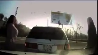 БАЯН!! Девушка за Рулем! Смешной Дорожный Прикол 2015! Girl d mp4