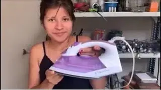 Quitando los tornillos ocultos para desarmar una plancha Electrolux
