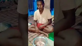 🥀কাঁচা পোল্টির মাংস কিভাবে খাচ্ছে এই এই ছেলেটা দেখো💫😱