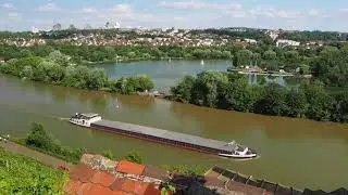 Ein Frachter auf dem Neckar