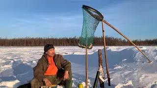 ЯКУТИЯ ПОДЛЕДНАЯ РЫБАЛКА НА КАРАСЯ. ХИТРЫЙ МЕТОД КУЙУУР (СУБТИТРЫ НА РУССКОМ)